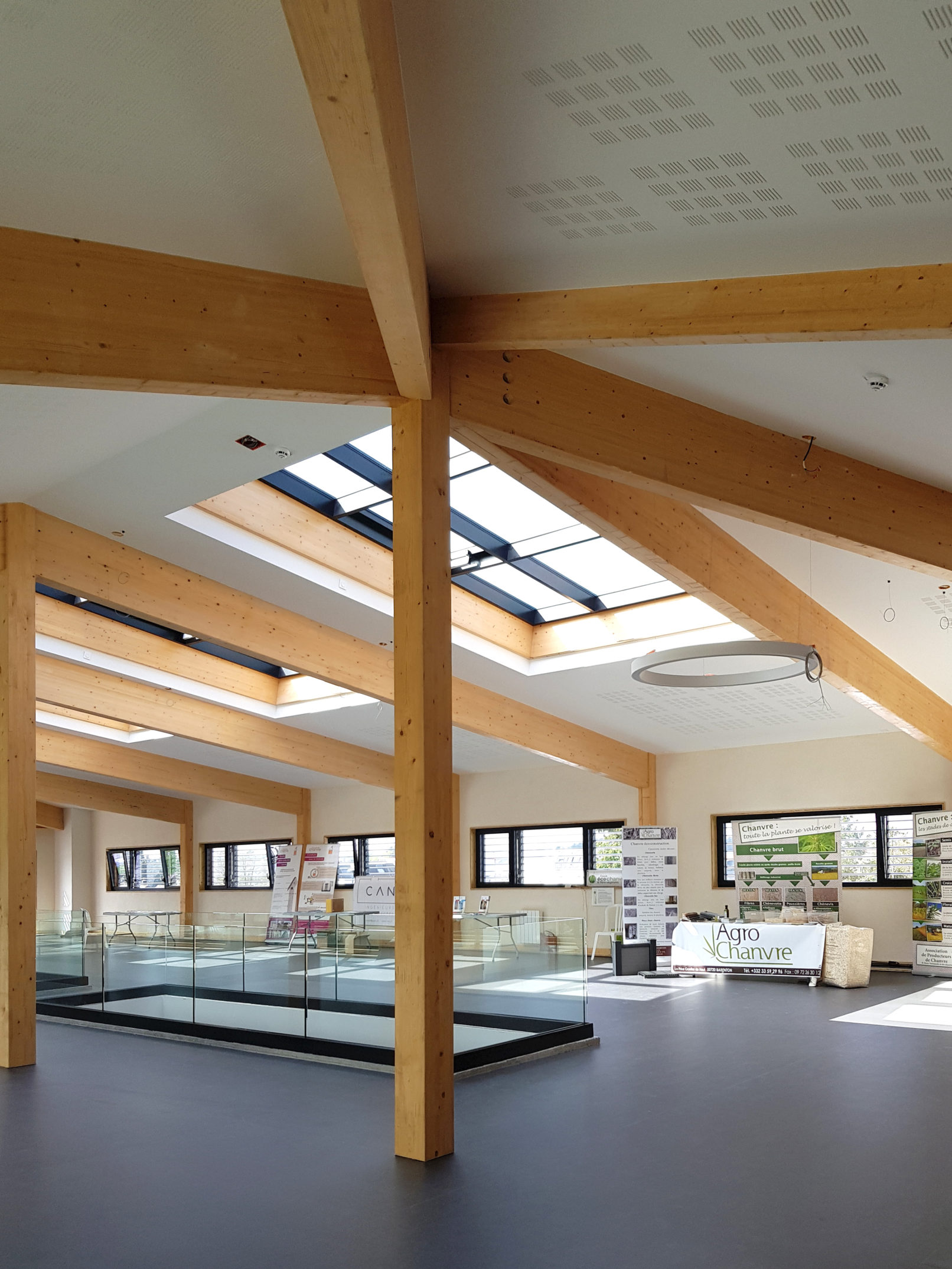 Vue intérieure du bâtiment des services informatiques de la société Triballat