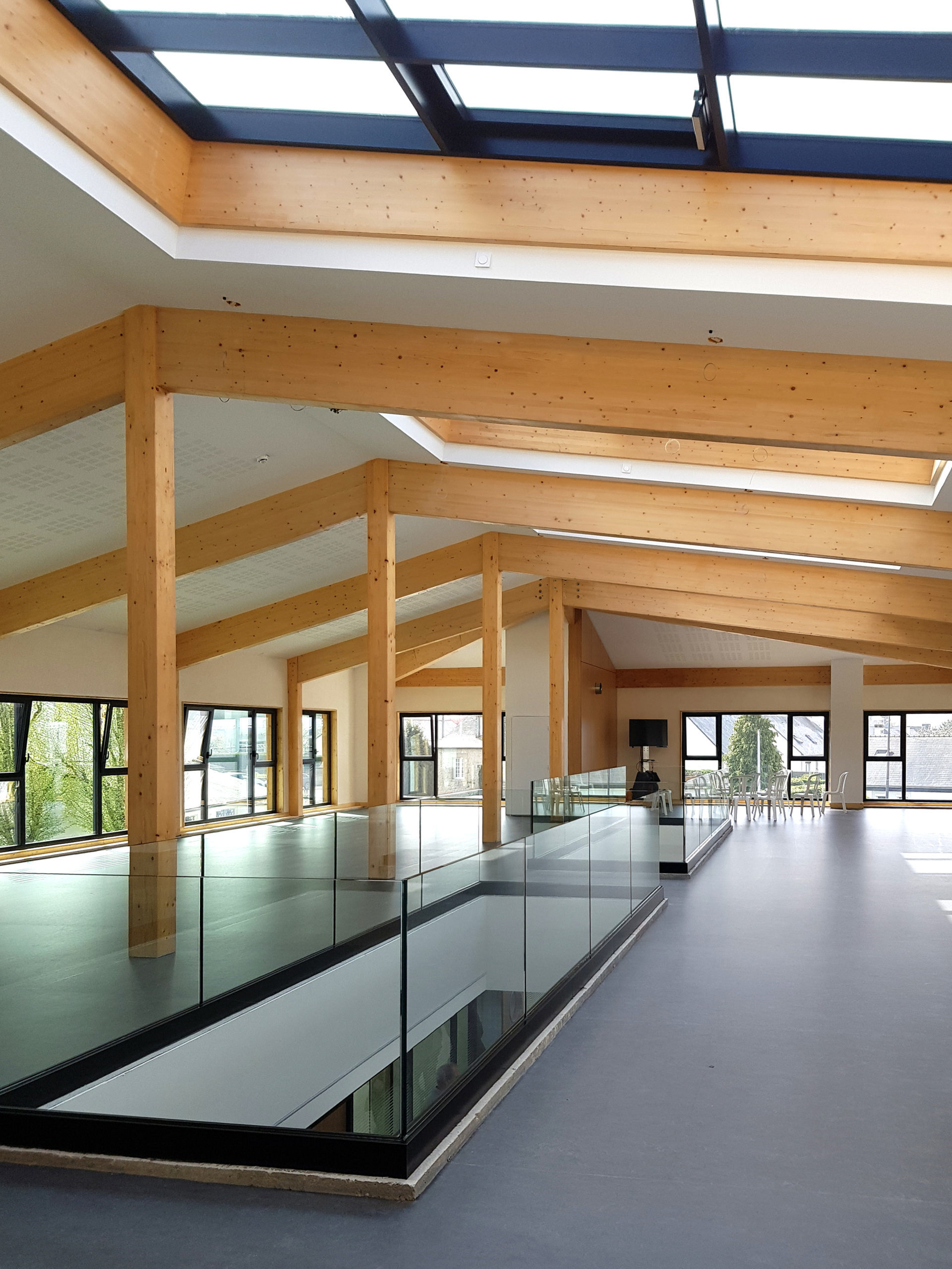 Vue intérieure du bâtiment des services informatiques de l'entreprise Triballat