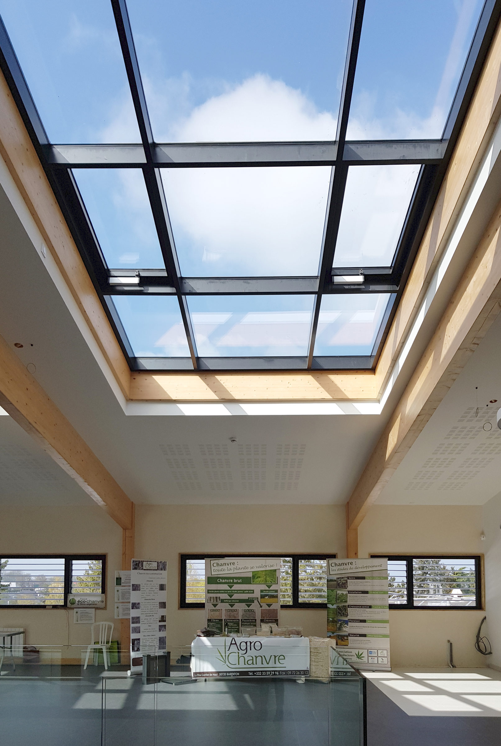 Verrière du bâtiment des services informatiques de la société Triballat